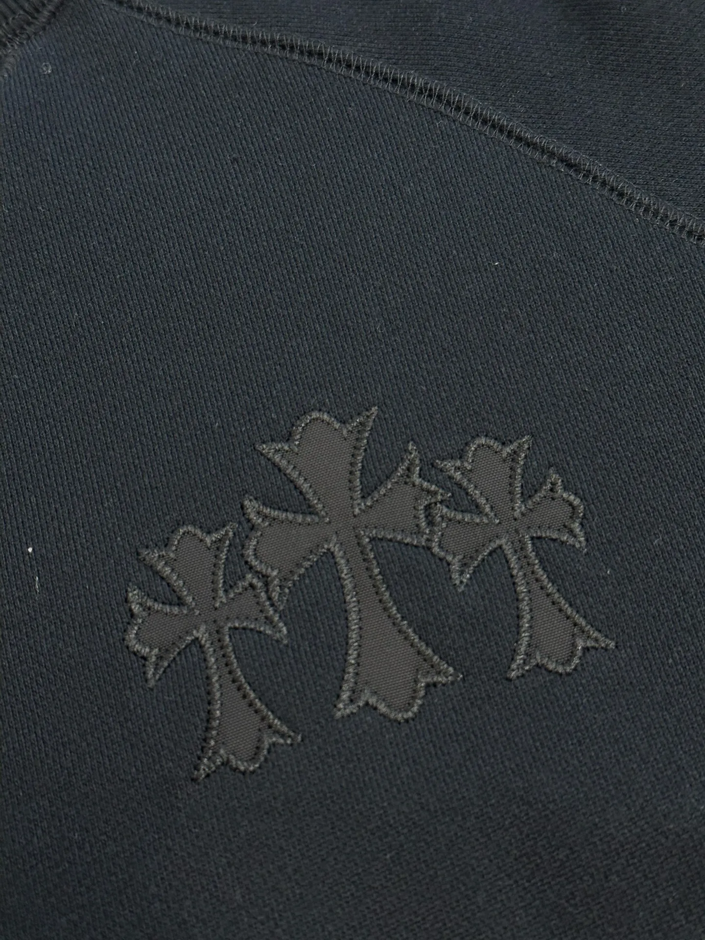 P410 Chrome Hearts Logo Round Neck Sweatshirt Made of custom-made heavy fortress intertwined air cotton fabric, Chrome Hearts cross patch embroidery decoration on the chest, becoming the ultimate interpretation of dark Gothic style. CH Gothic font is the finishing touch on the back panel. The logo iron plate sways slightly with the swing of the body, adding a sense of movement and vitality.  Using imported machine appliqué embroidery technology, advanced computer control systems and precision mechanical components are used to achieve the Chrome Hearts logo appliqué operation, presenting an embroidery effect with both clarity and three-dimensionality.  size：s m l xl